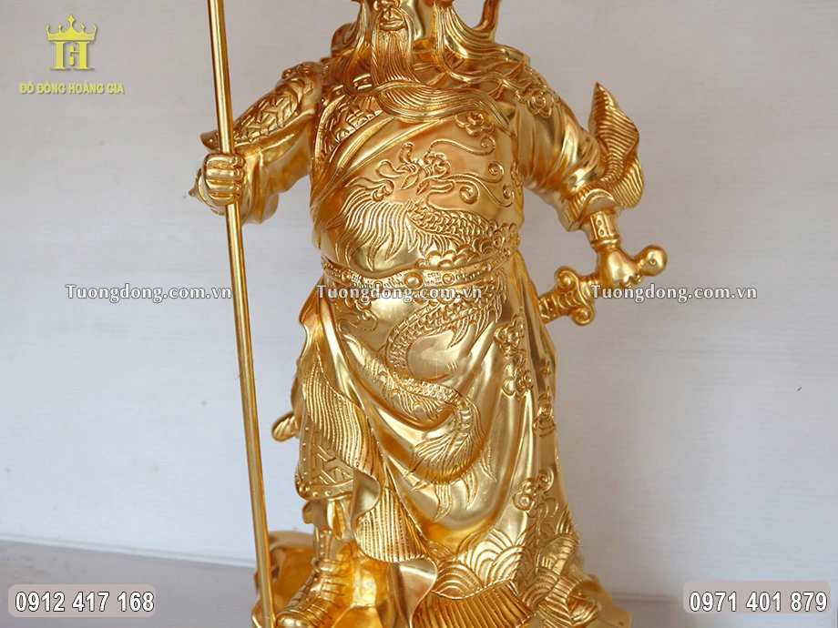 Ngài được đúc theo tư thế đứng chống đao uy nghiêm